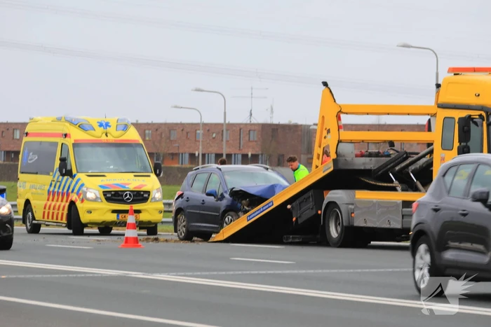 Auto rijdt vol de vangrail ingereden
