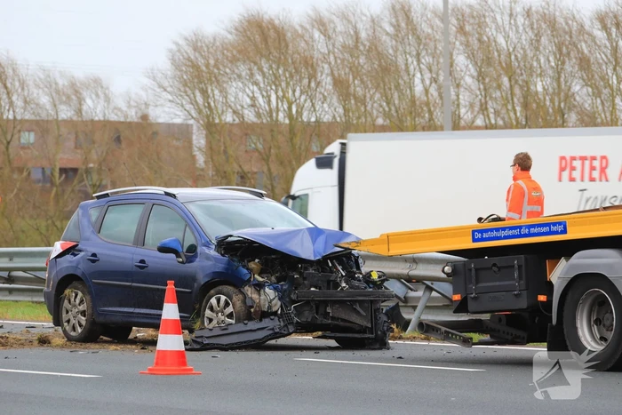 Auto rijdt vol de vangrail ingereden
