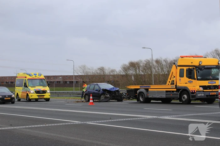 Auto rijdt vol de vangrail ingereden