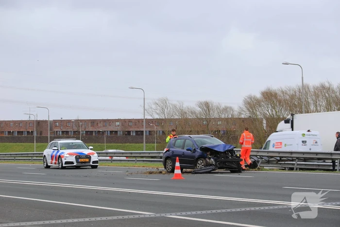 Auto rijdt vol de vangrail ingereden