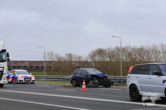Auto rijdt vol de vangrail ingereden
