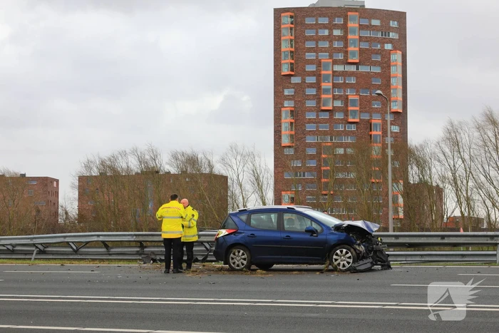 Auto rijdt vol de vangrail ingereden