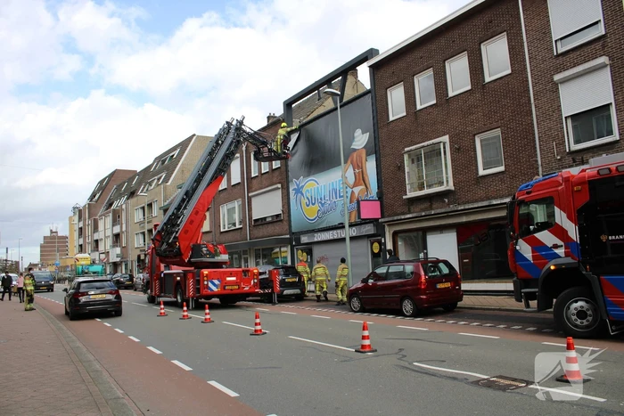 Reclamedoek Zonnestudio losgewaaid