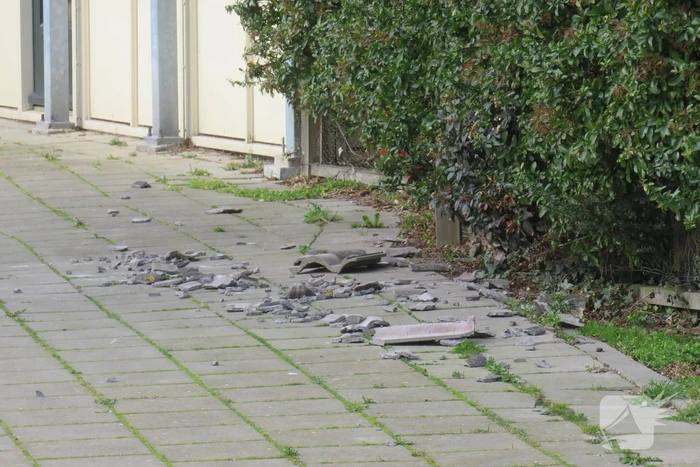 Dakpannen vallen van dak door storm