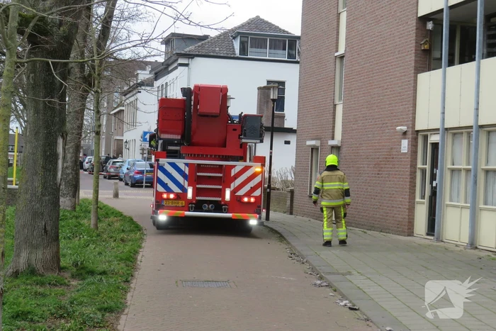 Dakpannen vallen van dak door storm