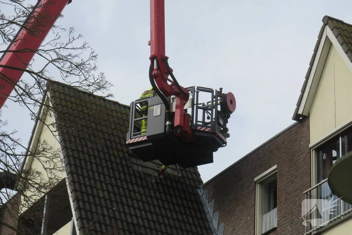Dakpannen vallen van dak door storm