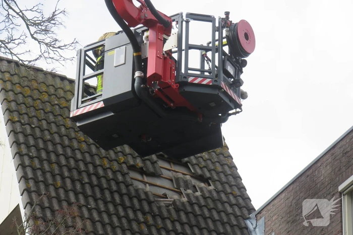 Dakpannen vallen van dak door storm