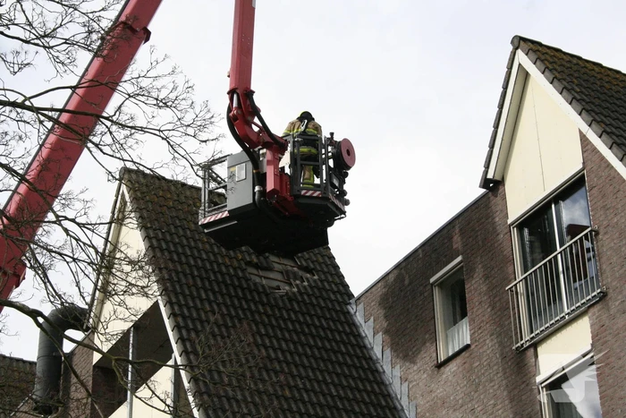 Dakpannen vallen van dak door storm