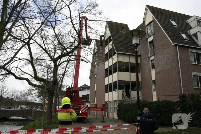 Dakpannen vallen van dak door storm