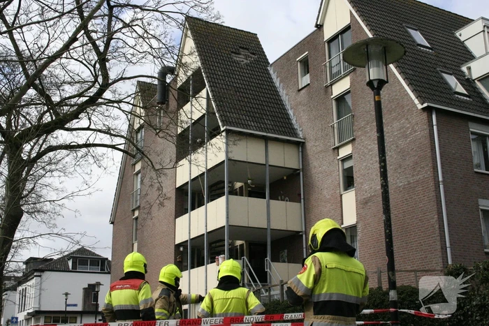 Dakpannen vallen van dak door storm