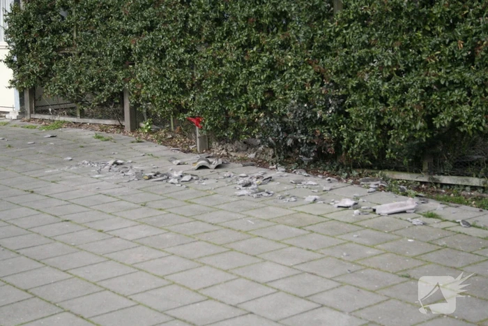 Dakpannen vallen van dak door storm