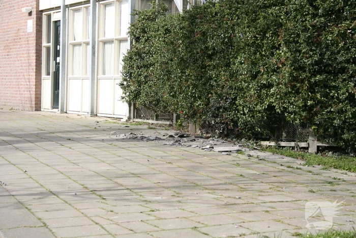 Dakpannen vallen van dak door storm