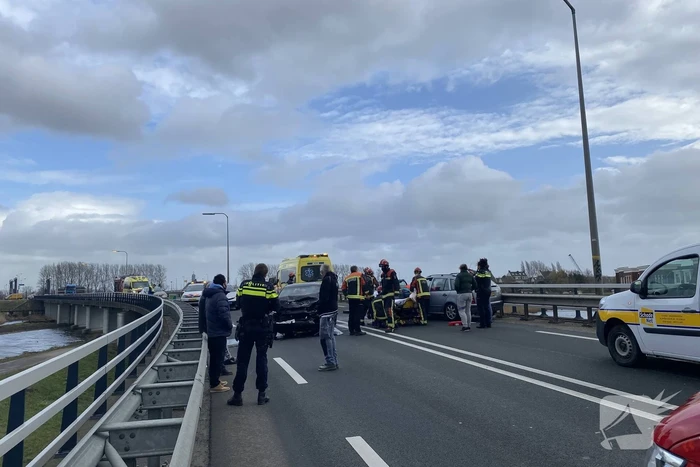 Enorme schade bij frontale aanrijding