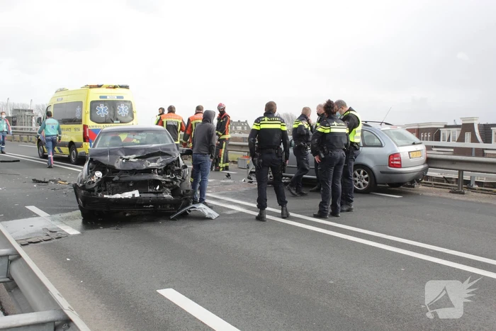 Enorme schade bij frontale aanrijding