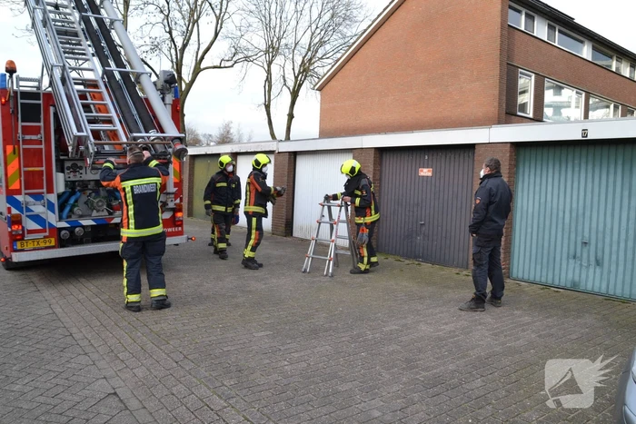 Brandweer legt losliggende dakpannen goed