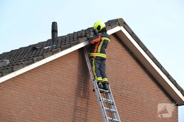 Brandweer legt losliggende dakpannen goed
