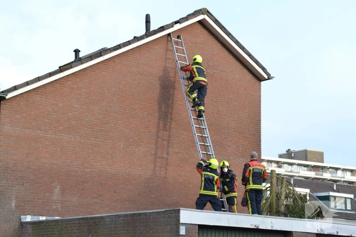 Brandweer legt losliggende dakpannen goed
