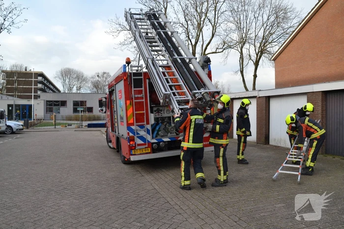 Brandweer legt losliggende dakpannen goed