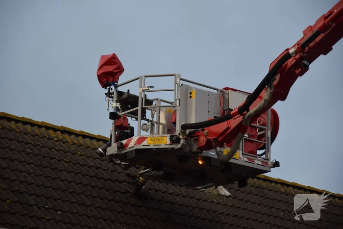 Brandweer legt losliggende dakpannen terug