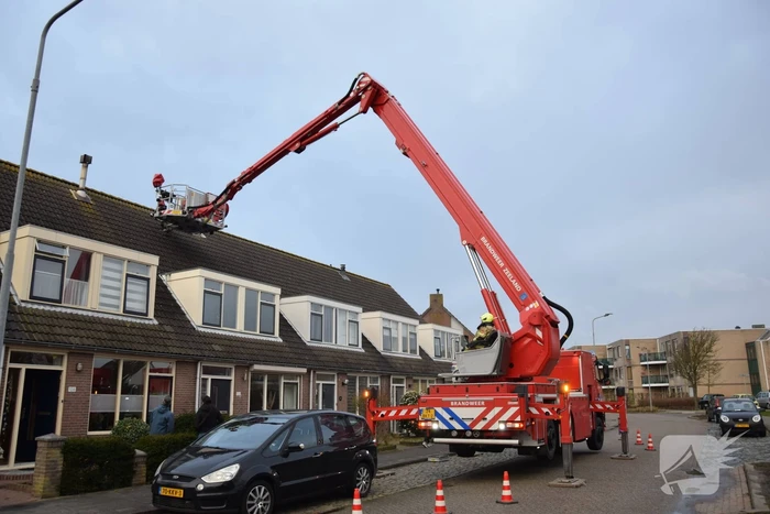 Brandweer legt losliggende dakpannen terug