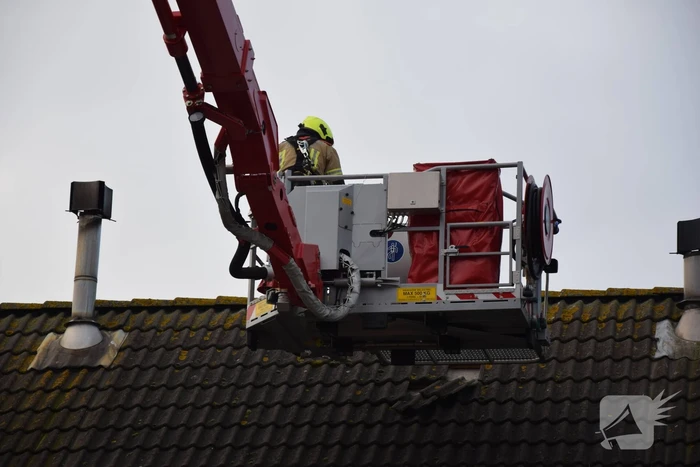 Brandweer legt losliggende dakpannen terug