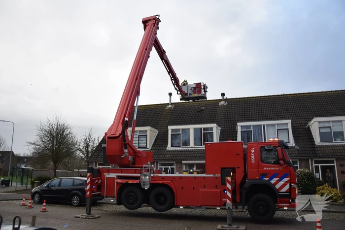 Brandweer legt losliggende dakpannen terug