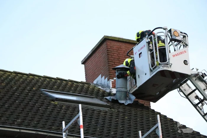 Brandweer verwijderd loszittend afzuigpijp van het dak
