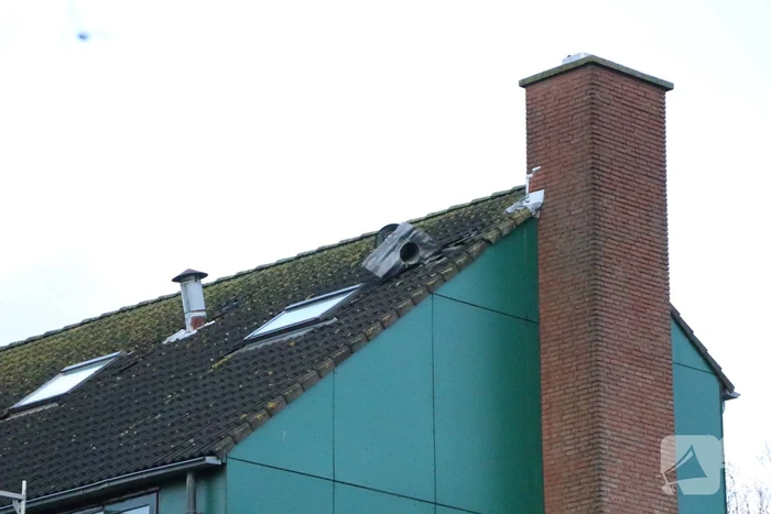 Brandweer verwijderd loszittend afzuigpijp van het dak