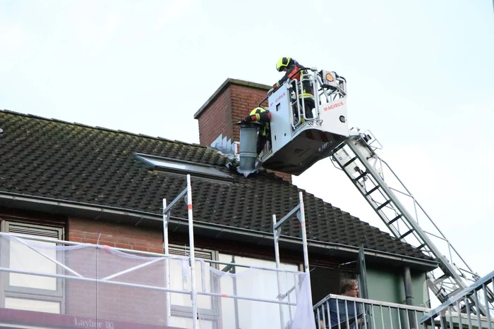 Brandweer verwijderd loszittend afzuigpijp van het dak