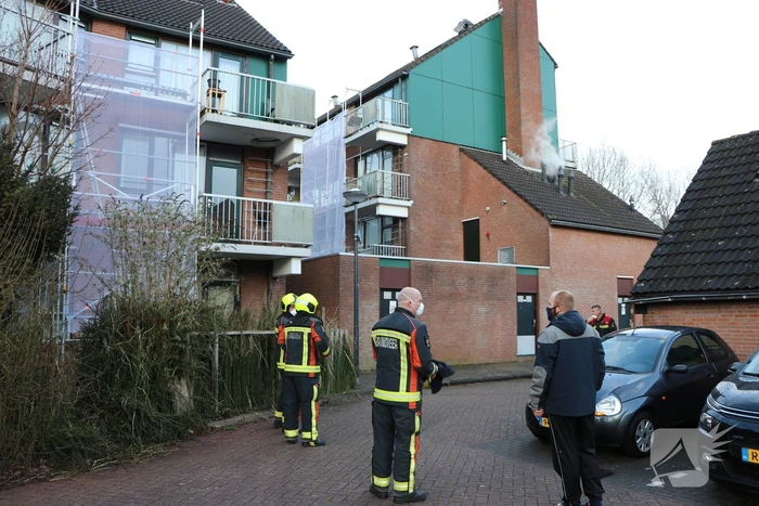 Brandweer verwijderd loszittend afzuigpijp van het dak