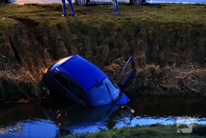 Auto raakt te water