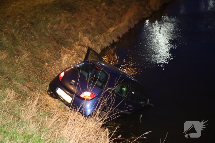 Auto raakt te water