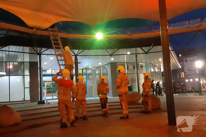 Brandweer ingezet voor loszittend zeil