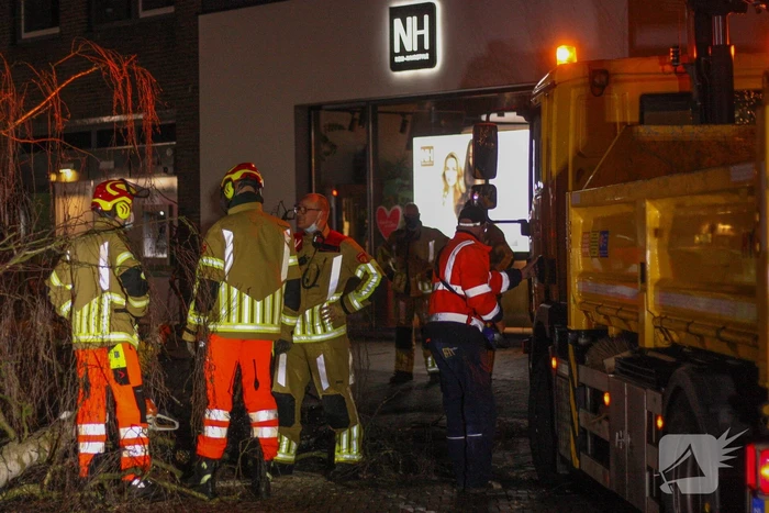Instabiele boom omgezaagd door brandweer