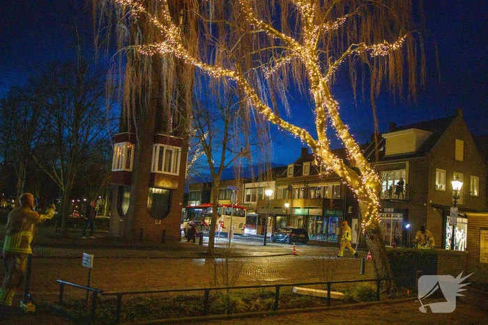 Instabiele boom omgezaagd door brandweer