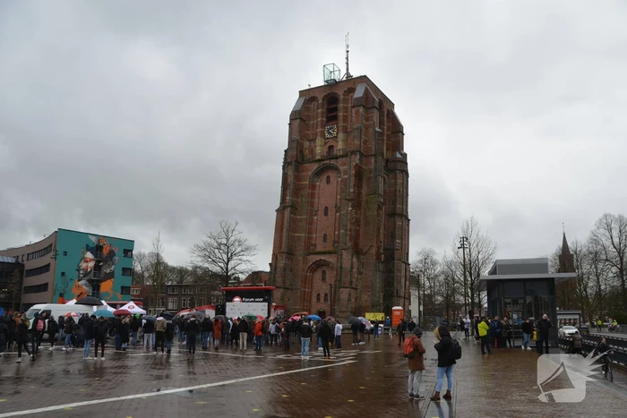 Thierry Baudet voert campagne bij Oldenhove-toren