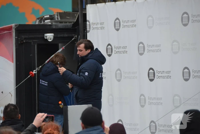 Thierry Baudet voert campagne bij Oldenhove-toren
