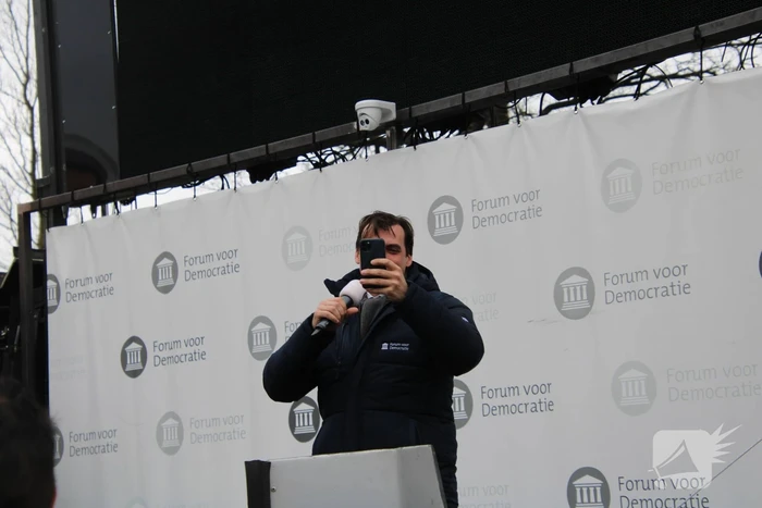 Thierry Baudet voert campagne bij Oldenhove-toren