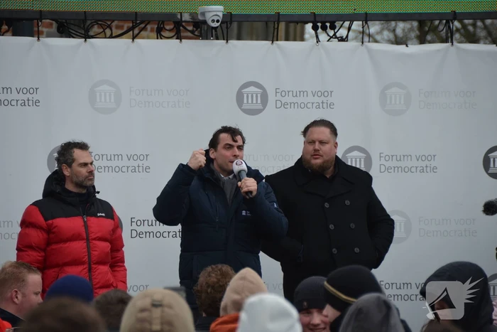 Thierry Baudet voert campagne bij Oldenhove-toren