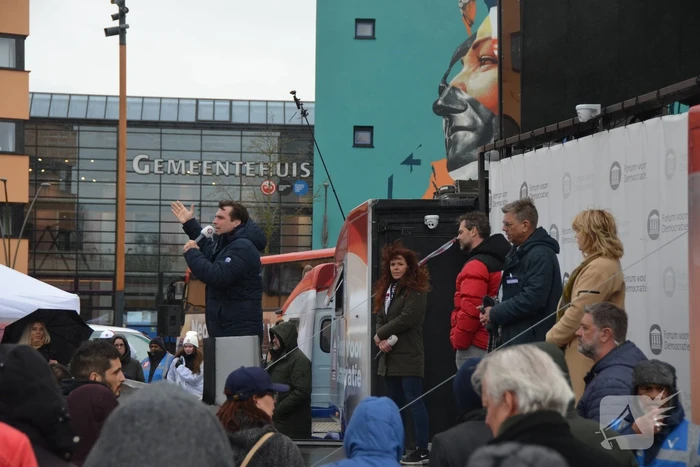 Thierry Baudet voert campagne bij Oldenhove-toren