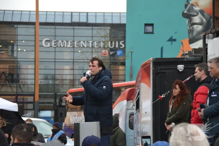 Thierry Baudet voert campagne bij Oldenhove-toren