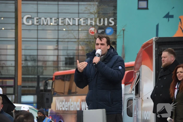 Thierry Baudet voert campagne bij Oldenhove-toren