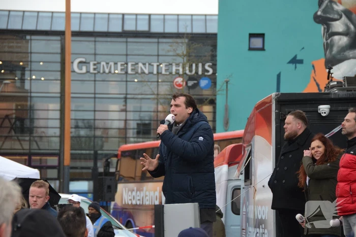 Thierry Baudet voert campagne bij Oldenhove-toren