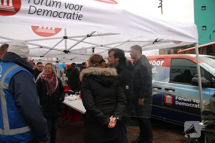 Thierry Baudet voert campagne bij Oldenhove-toren