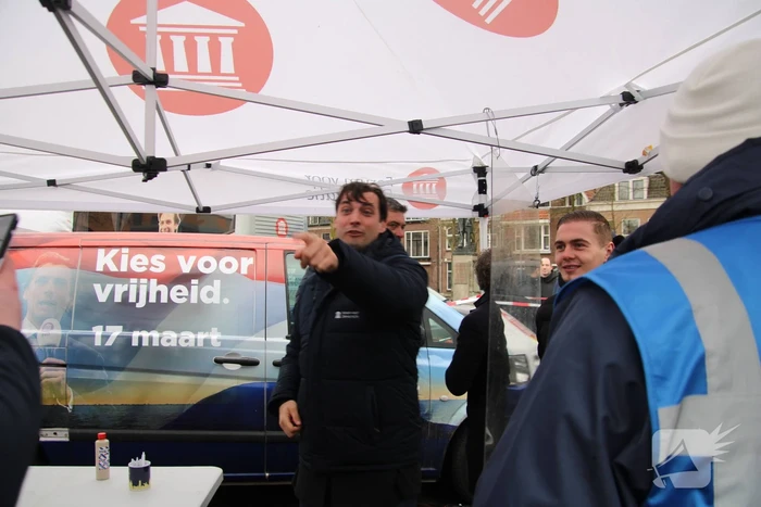 Thierry Baudet voert campagne bij Oldenhove-toren