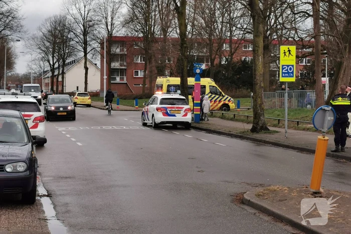 Fietser aangereden op t-splitsing door auto