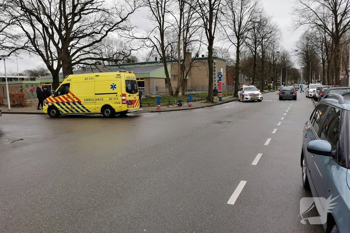 Fietser aangereden op t-splitsing door auto