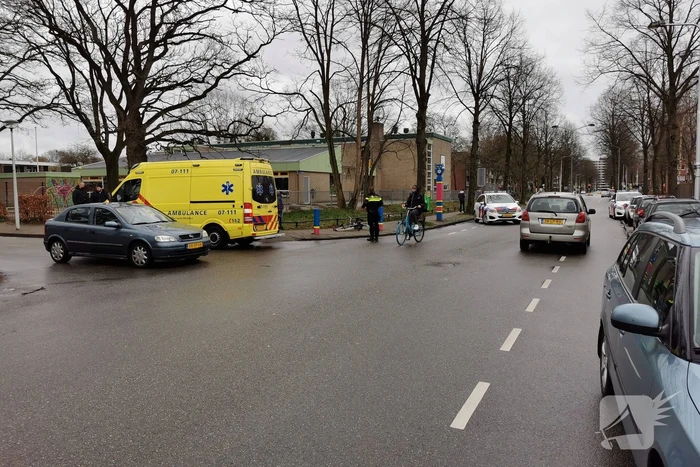 Fietser aangereden op t-splitsing door auto