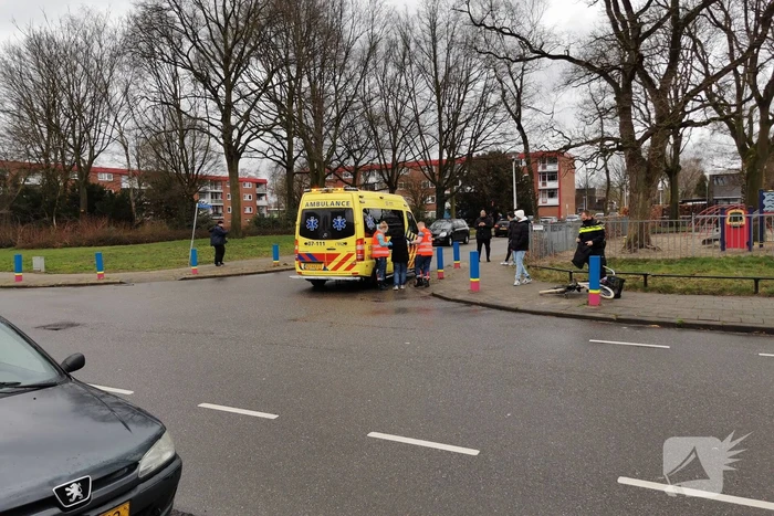 Fietser aangereden op t-splitsing door auto