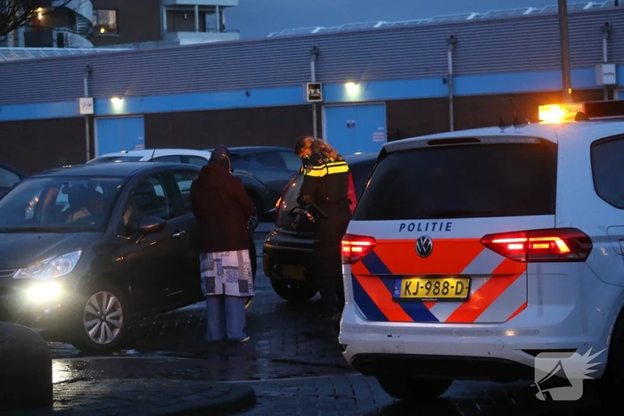 Bestuurder botst op personenauto door parkeerfout